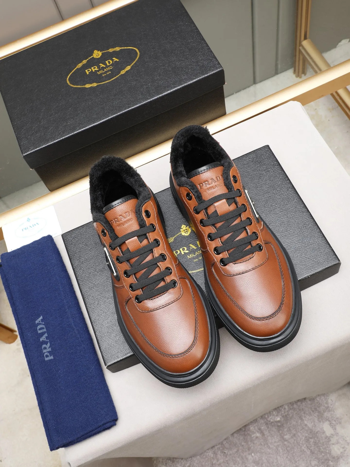 PP460 Prada/Prada men's new casual shoes, this upper is made of imported calfskin + velvet lining! The outside is decorated with the P family's classic metal triangle enamel logo, and the outsole is made of non-slip sports foam ultra-light outsole, which feels good on the feet and is a fashionable and fashionable item! Two colors to choose from!  Size: 38-44 (45 customized)